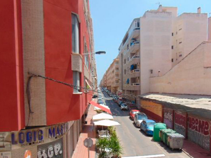 Vivienda con gran garaje en edificio multiusos