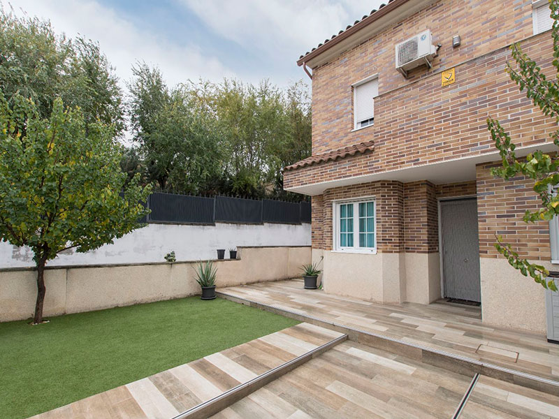 Chalet pareado de esquina en Loeches (Madrid)