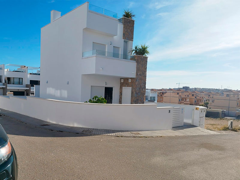 Chalet adosado de obra nueva en San Miguel de las Salinas