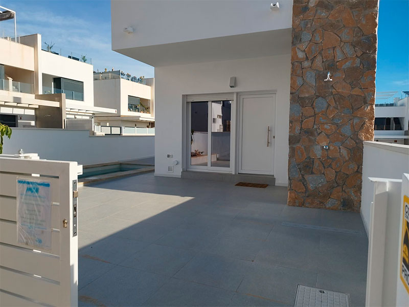 Chalet adosado de obra nueva en San Miguel de las Salinas