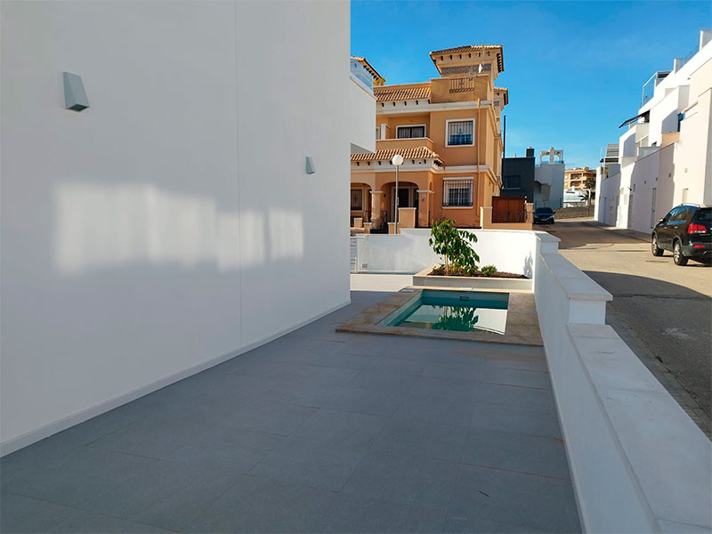 Chalet adosado de obra nueva en San Miguel de las Salinas