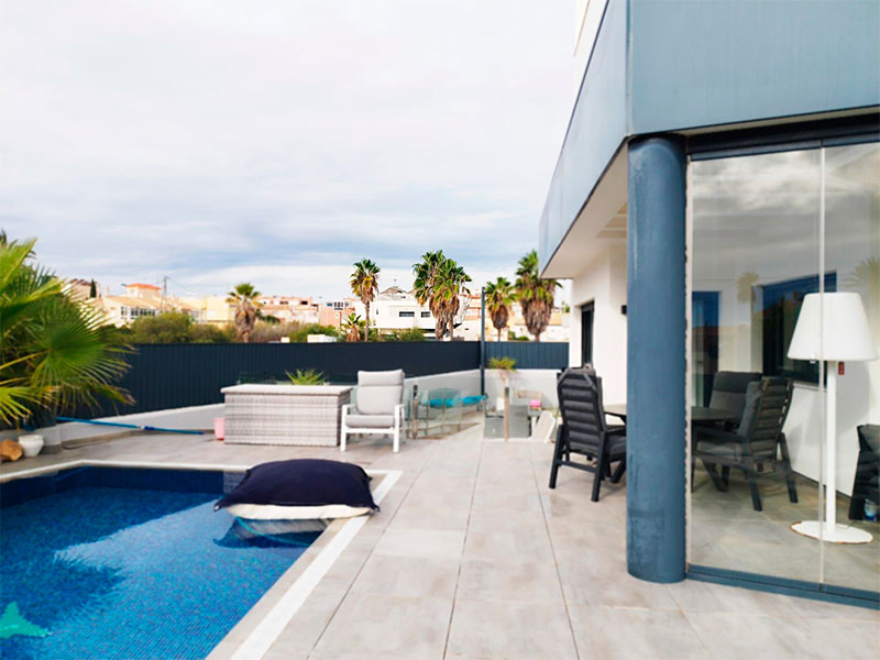 Chalet independiente de Obra nueva frente al mar en Torrevieja