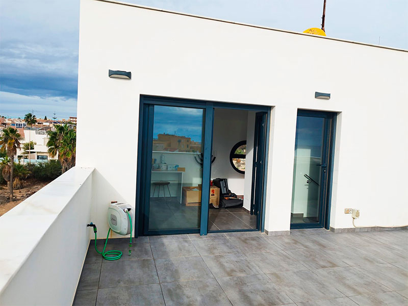 Chalet independiente de Obra nueva frente al mar en Torrevieja