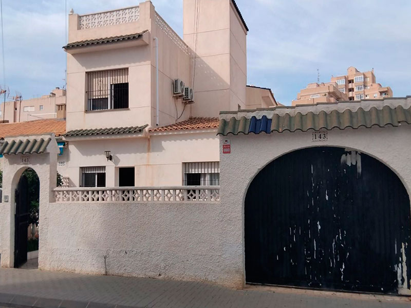 Chalet de 3 plantas con terreno en Torrevieja